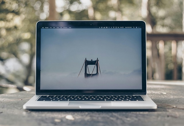 Ordenador portátil laptop en una terraza